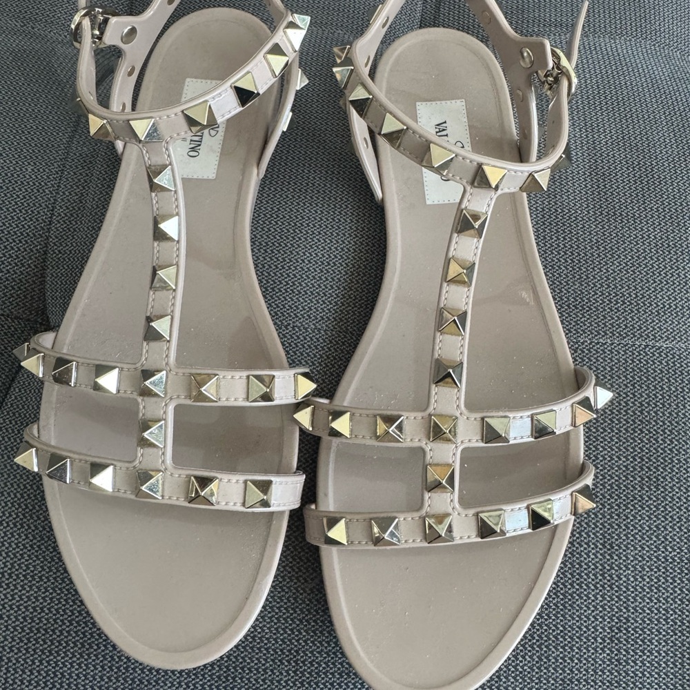 Valentino Garavani Rockstud Flat Rubber Sandals, Poudre, 37